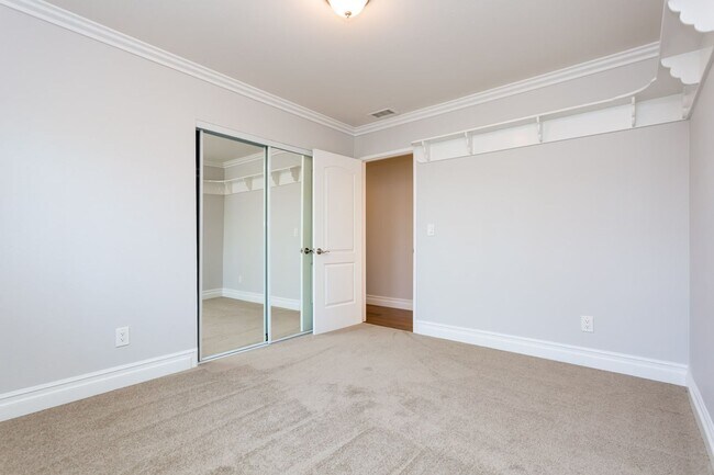Building Photo - Spacious Entertainers Retreat in San Carlos!
