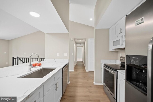 Building Photo - 8200 Clay Dr
