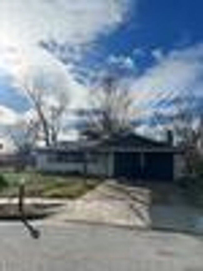 Building Photo - Totally renovated 3/2/2 carport