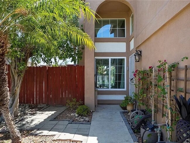 Building Photo - Spacious Two-Story Home in Lake Elsinore