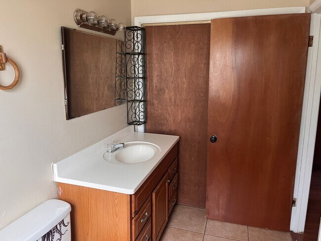 Building Photo - 1101 N Burton St