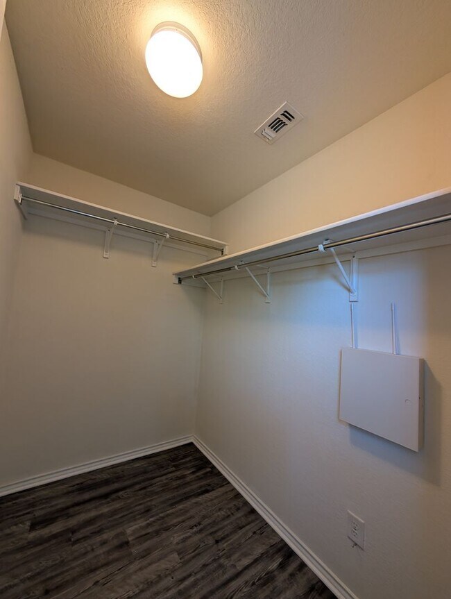 Building Photo - 4/2 in West Village at Creekside / Fenced ...