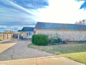 Building Photo - 2900 Pine Ridge Rd