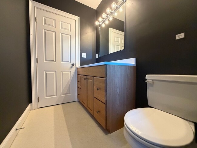 Building Photo - Move-In Ready Townhouse in North Billerica – Unbeatable Transit Access!