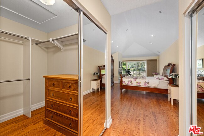 Building Photo - 682 Palisades Dr