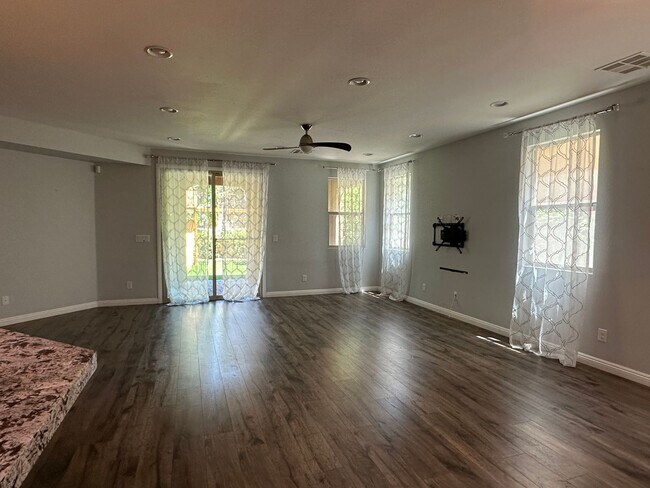 Building Photo - Beautiful Home in the Paseos of Summerlin!