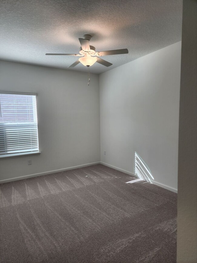 Building Photo - Spacious 3BR Home in Quiet Jacksonville Ne...