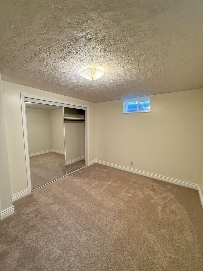 Building Photo - Spacious 5 Bedroom, 2 Bath Home with Moder...