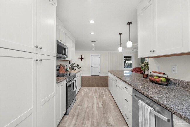 Building Photo - 1800 Foulis Dr