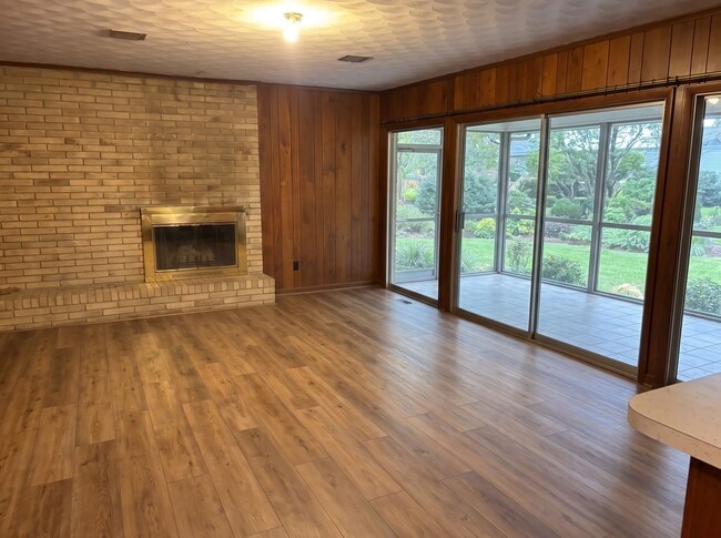 Building Photo - 3980 Renwal St