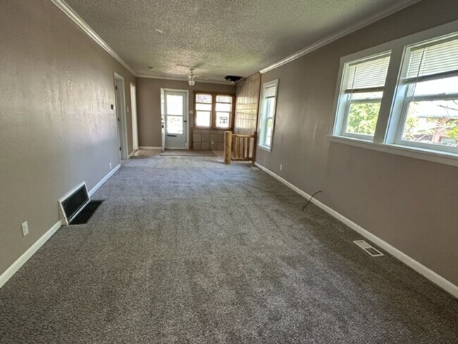 Building Photo - Three Bedroom / One Bathroom Townhome