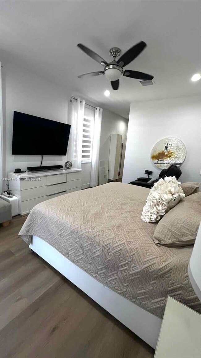 Building Photo - 6923 Julia Gardens Dr