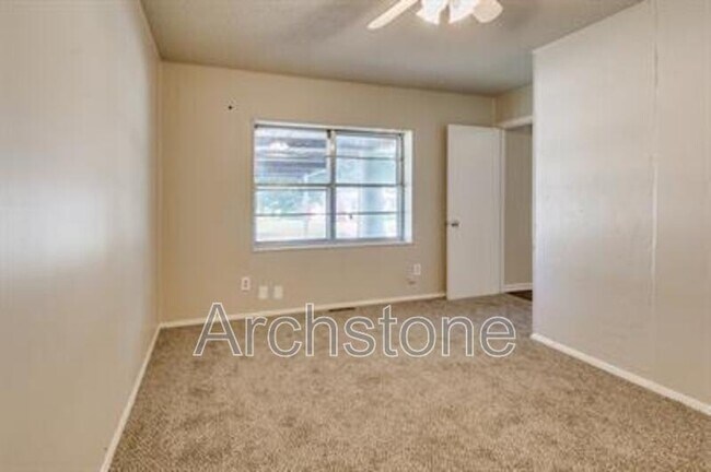 Building Photo - 724 General Senter Dr