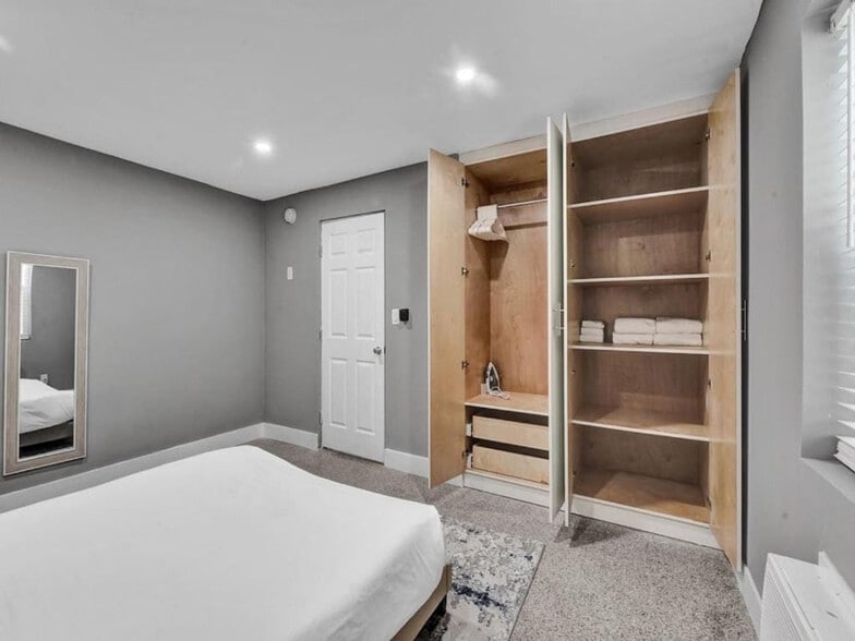 Building Photo - 906 N Riverside Dr