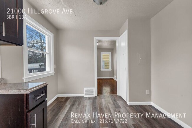 Building Photo - 21000 Hillgrove, Maple Hts - Gorgeous 3 be...