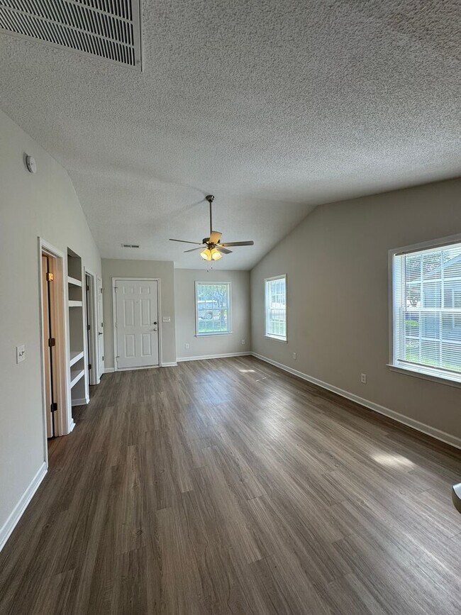 Building Photo - 122 Springwood Ln