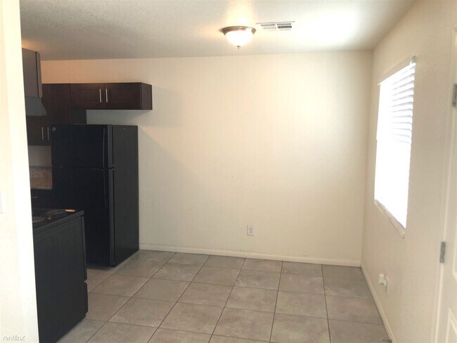 Building Photo - 2 br, 1 bath Apartment - 2419 Daley St Apt D
