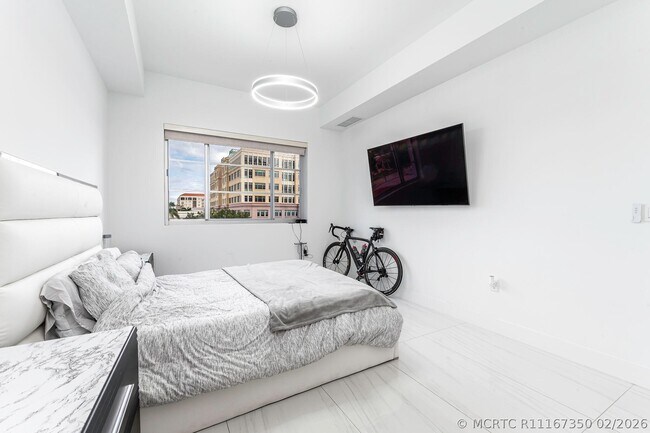 Building Photo - 155 E Boca Raton Rd