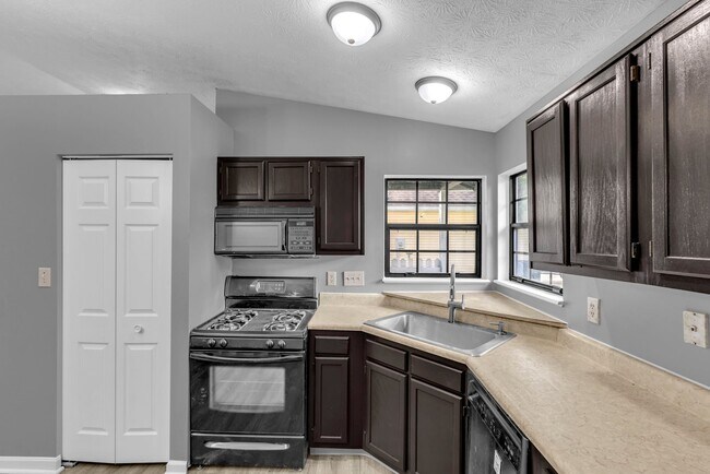 Building Photo - 833 Delray Dr