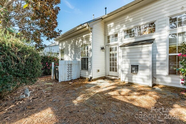 Building Photo - 165 N Arcadian Way