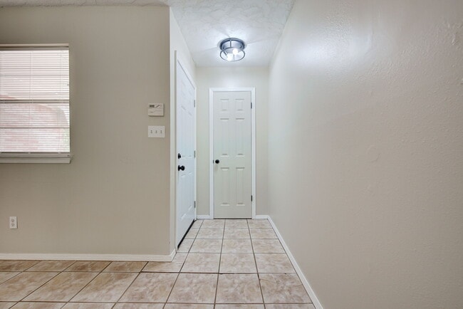 Building Photo - 1627 Surrey Dr