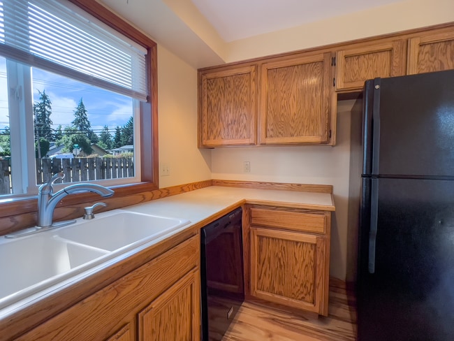 Building Photo - Spacious 3 Bedroom 1 Bath Ranch House  in Milwaukie! Washer and Dryer Included!