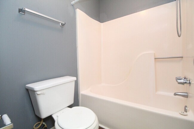 Building Photo - Updated 2BD/2BA Apartment in North Pensaco...