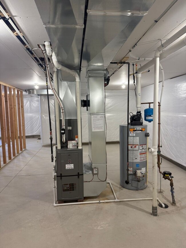 Building Photo - Spacious home in a desirable neighborhood