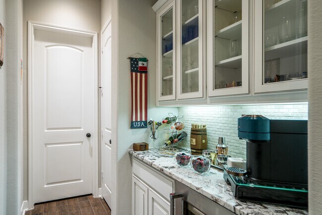 Building Photo - 10410 Southern Hawker