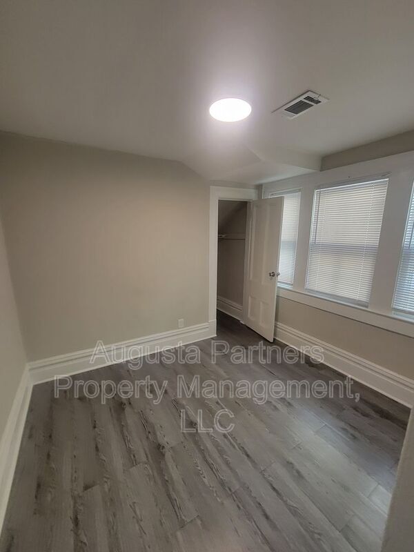 Building Photo - 323.5 Ellis St