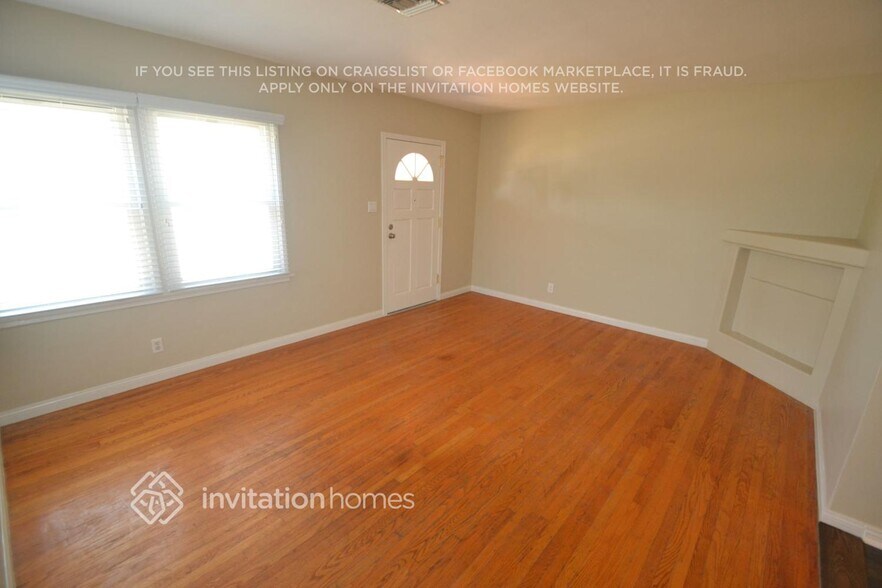 Building Photo - 2112 N Screenland Dr