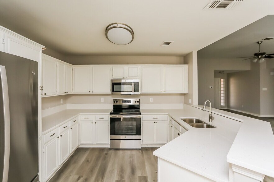 Building Photo - 661 Honeysuckle Ln