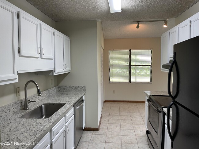 Building Photo - 14171 Drakes Point Dr