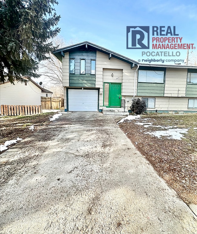 Building Photo - Spacious 4 Bed / 2 Bath Duplex | Garage + Split-Level Layout | Pet Negotiable