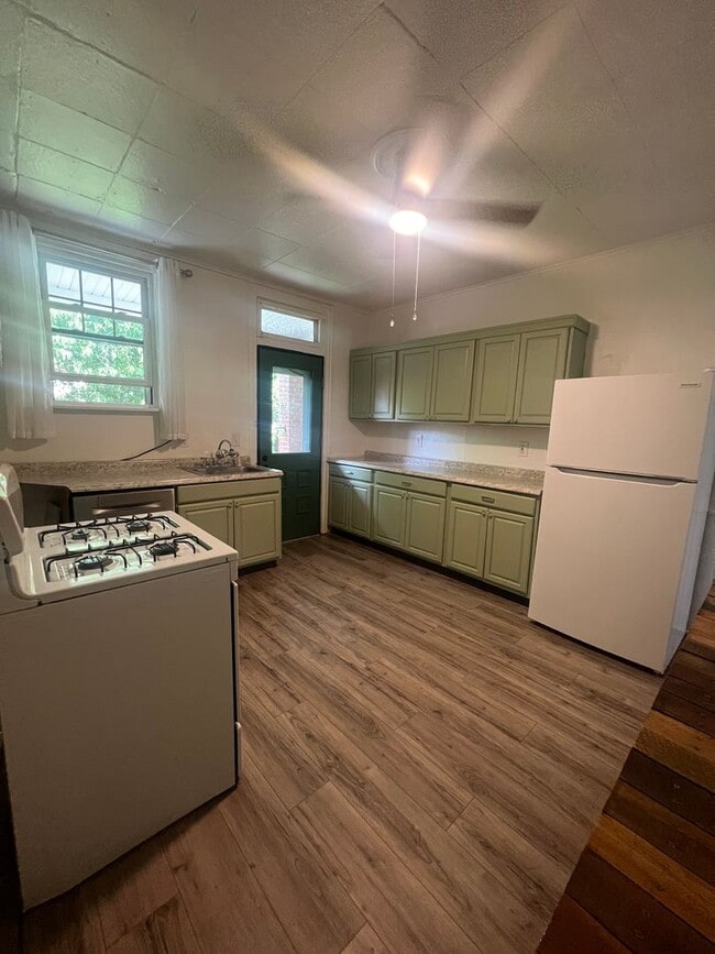Building Photo - Spacious 3 bedroom, 2 bath home in Sharpsburg