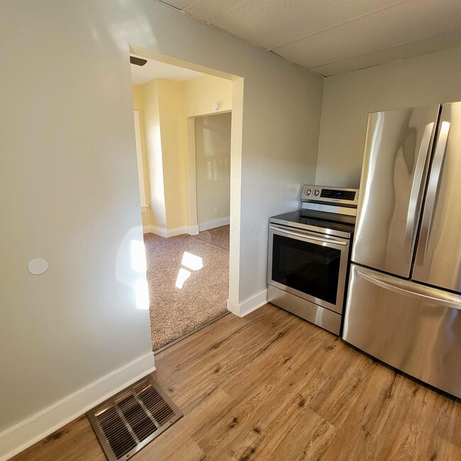 Building Photo - 221 S Highland Ave