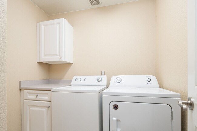 Building Photo - Exceptional 5-Bedroom Home Steps from the University of Denver