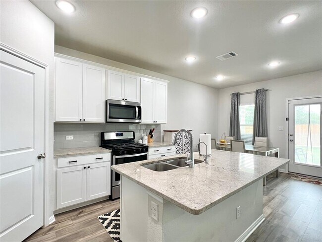 Building Photo - 1600 Longhorn Ranch Dr