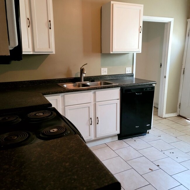 Building Photo - 3 Bedroom/ 1.5 Bathroom Split Level Duplex!