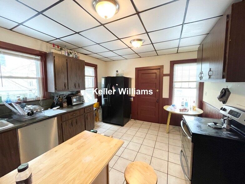 Building Photo - 67 Hillside St