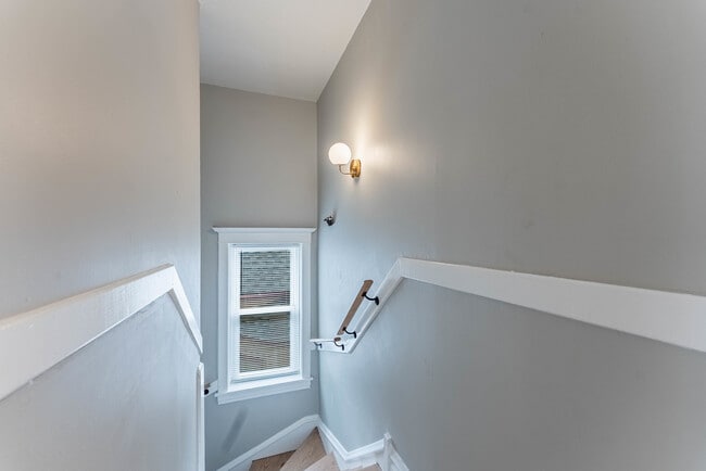 Building Photo - 4730 W Warwick Ave