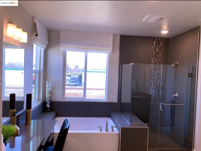 Building Photo - 807 Bamboo Dr