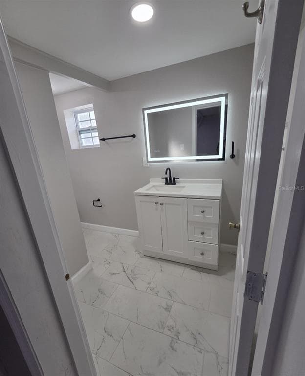 Building Photo - 712 S Clyde Ave