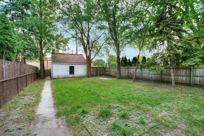 Building Photo - 2056 Summit Ave