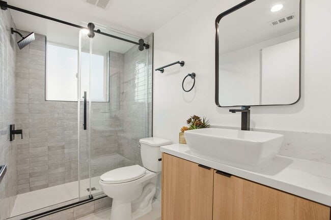 Building Photo - 828 N Detroit St