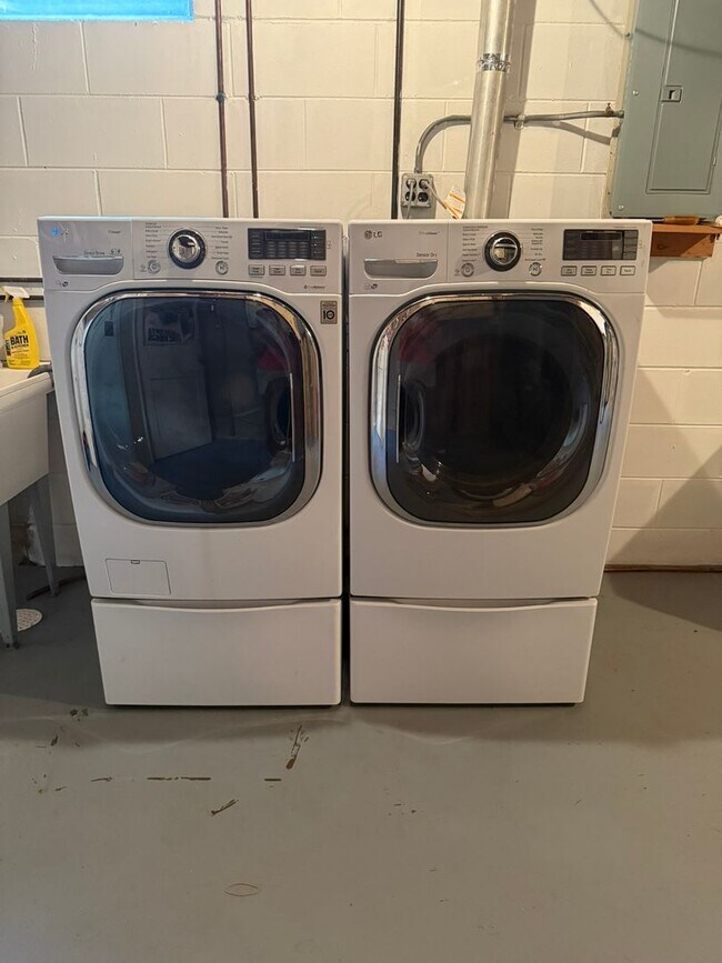 Building Photo - Newly Refreshed 3 Bedroom 1 Bath Single Fa...