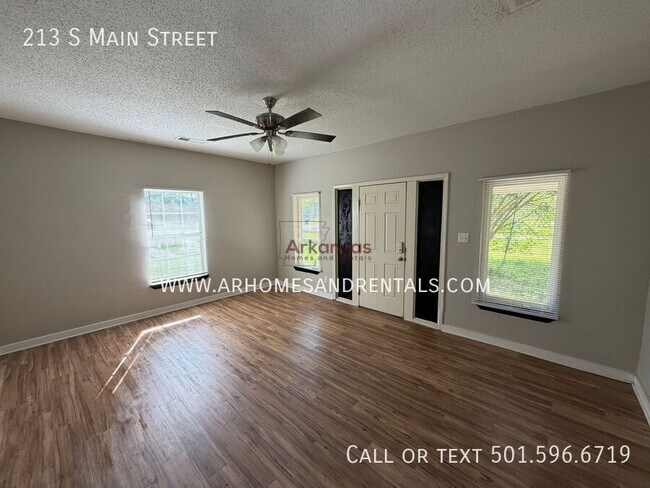 Building Photo - 213 S Main St