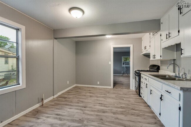 Building Photo - 523 W Inwood Dr
