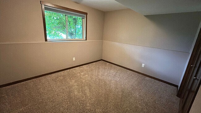 Building Photo - Beautiful and Spacious 4 Bedroom 3 Bath Av...