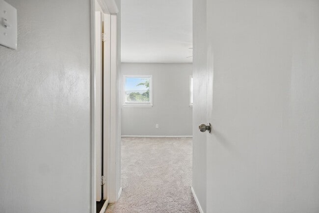 Building Photo - Mangold Real Estate - Conveniently Located...